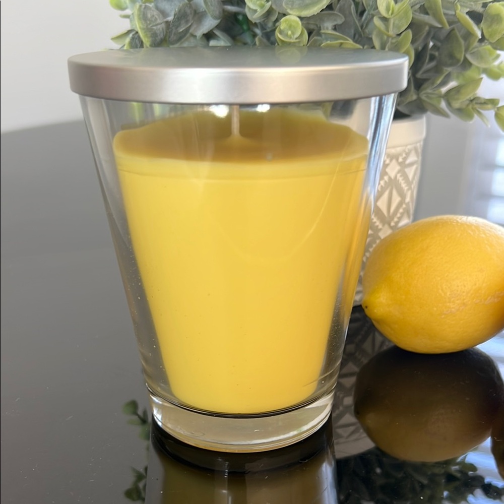 Chesapeake Bay Aromascape Lemon + Powdered Sugar Single Wick Candle 11.5 oz - Picture 3 of 9